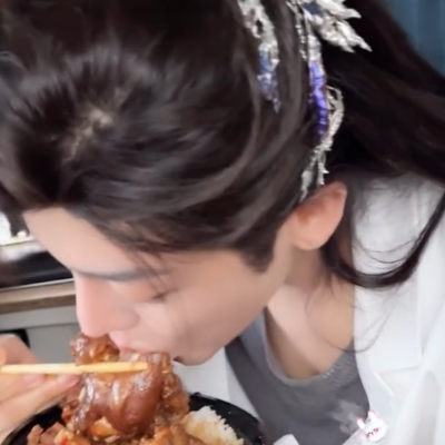 所有人保持裤裆平坦明天十二点准时打开优酷视频收看入青云！！！！！！