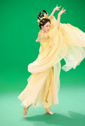 迪丽热巴河南卫视中秋奇妙游
迪丽热巴嫦娥造型2025.10.5