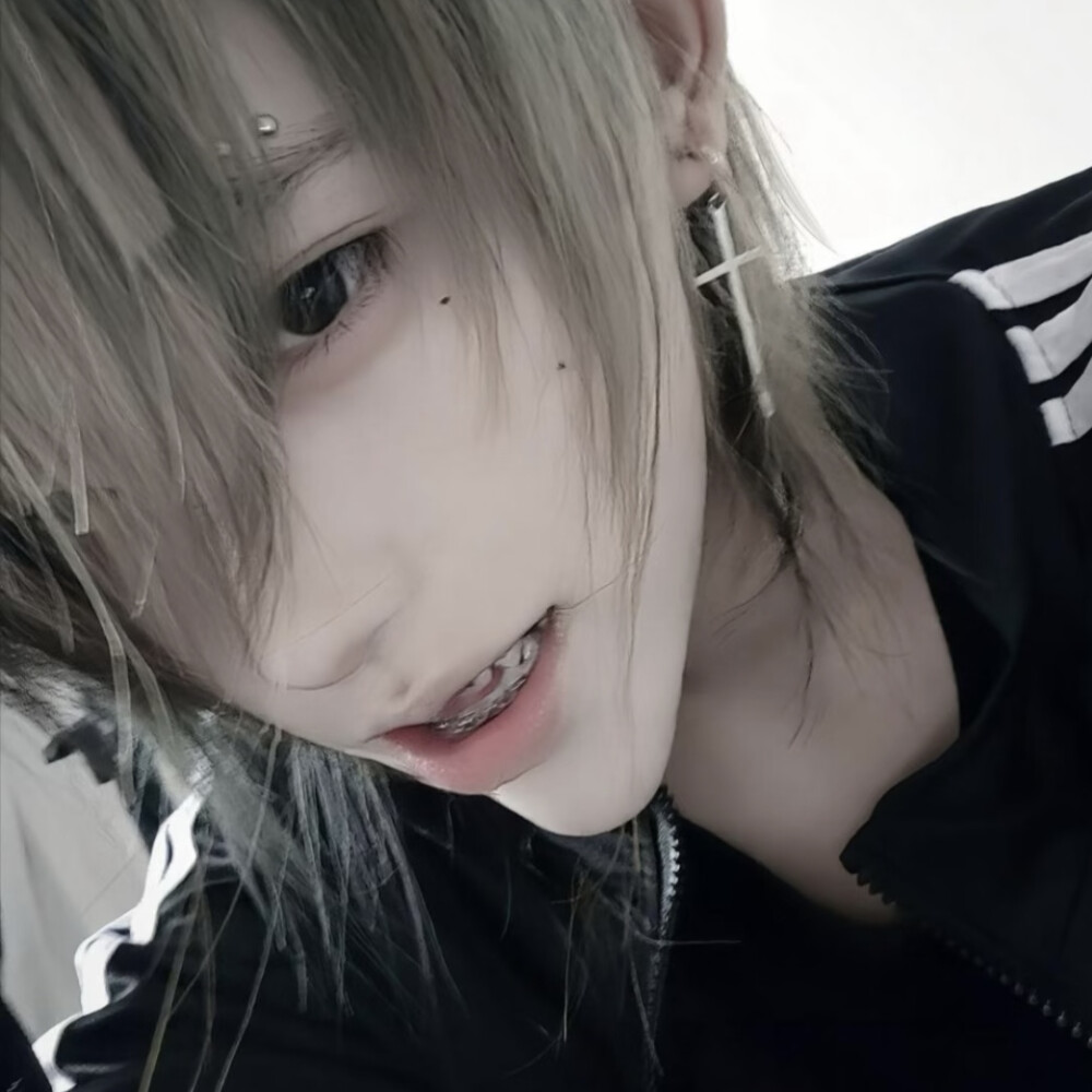 她像换了个人出现