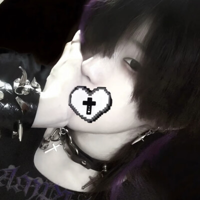 她像换了个人出现