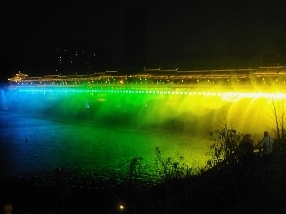 好想活到月亮上
望穿深海的沉厚
一览大地的苍茫
好想活到月亮上
守护年代的永恒
保持小学和高中的模样
好想活到月亮上
不要再察言观色
做自己的阴晴圆缺
好想活到月亮上
在大气之巅
承接众人仰慕的眼光
走哟，去月亮
每个人都不能发声
每个人又都可以留名
走哟，去月亮！
一切的“内卷”将会卑贱
所有的“古难全”得以实现