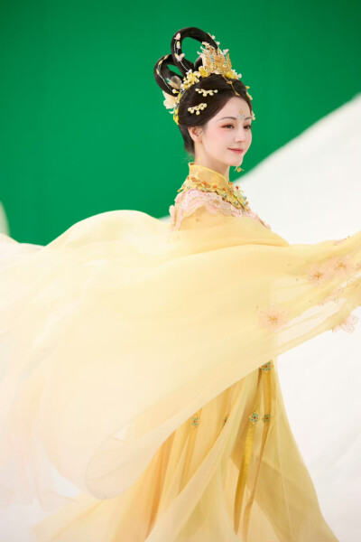 迪丽热巴河南卫视中秋奇妙游
迪丽热巴嫦娥造型2025.10.5