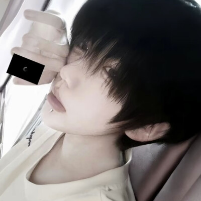 她像换了个人出现