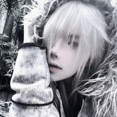 她像换了个人出现