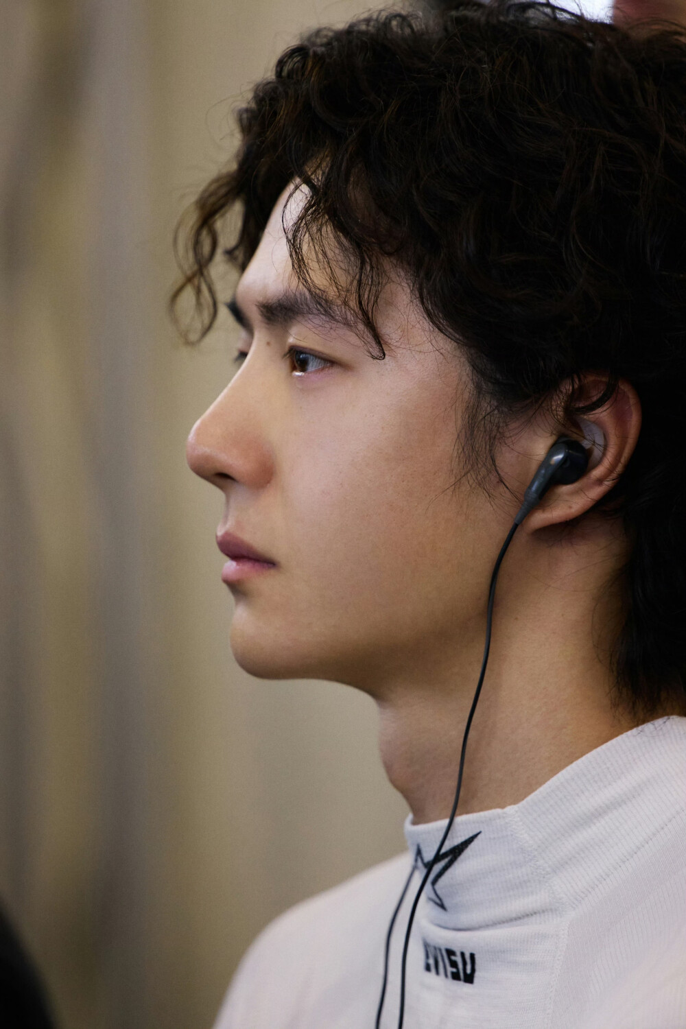 YIBO-OFFICIAL：
#王一博8小时耐力赛# 
「排位日」
视线锁定赛道，于静止中，积蓄风暴！
待会排位赛见！@UNIQ-王一博 ​​​