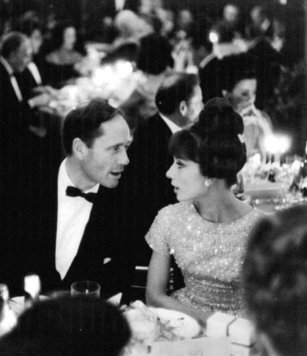 1962年奥黛丽赫本出席巴黎晚宴