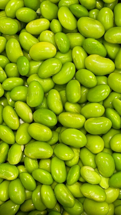 真正的沉默从不是语言的缺席，
有时是话到嘴边的咽下，
有时是无需言说的共情。