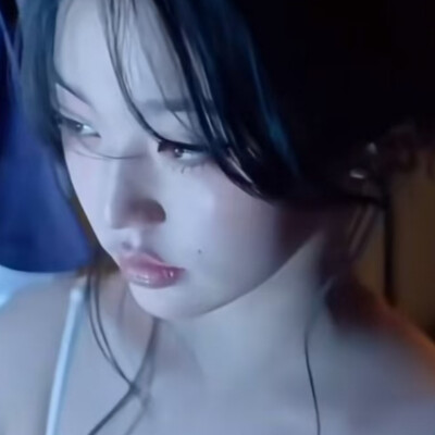 小鹿在碰撞你头发湿漉而芬芳