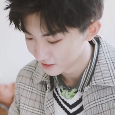 最近没物料可以截头像了 截几张早期物料的吧