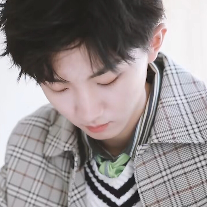 最近没物料可以截头像了 截几张早期物料的吧