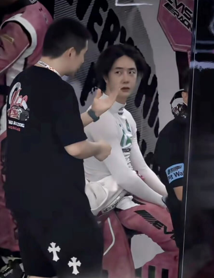 王一博
20251007
上海国际赛车场#上海8小时耐力赛#
第二节练习
见水印