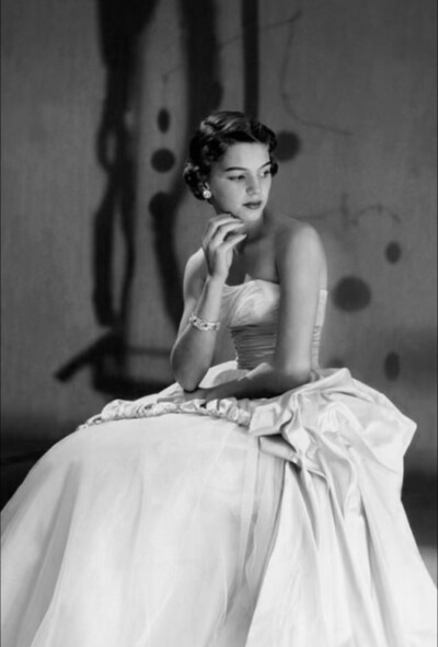 Beatrice Wagstaff. Wearing Ceil Chapman Dress
Vogue. By Horst，1953.