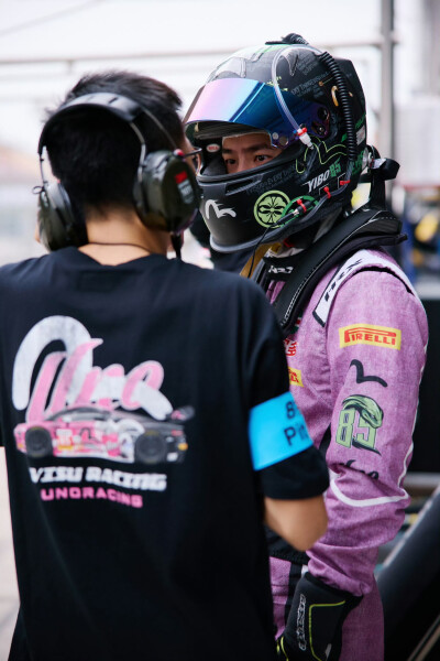 #王一博[超话]# · #王一博赛车#
「排位日」
携手作战默契开跑，圈速刷新持续突破，由赛车手David Pun、RIO、Sérgio Sette Câmara与@UNIQ-王一博 共同组成的85号车组在「上海8小时耐力赛」排位赛中取得全场第二的好…