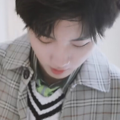 最近没物料可以截头像了 截几张早期物料的吧