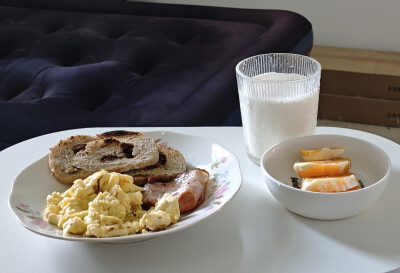 9.10 牛奶 橙子 面包 培根 炒蛋