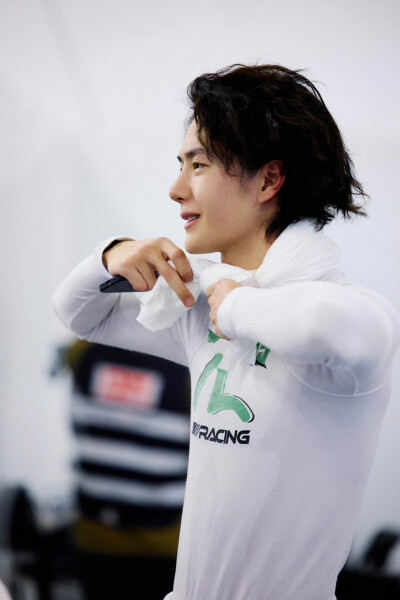 YIBO-OFFICIAL：
#王一博8小时耐力赛#
「正赛日」
稳定发挥，冷静应对，85号车组继续向前推进！@UNIQ-王一博 ​​​