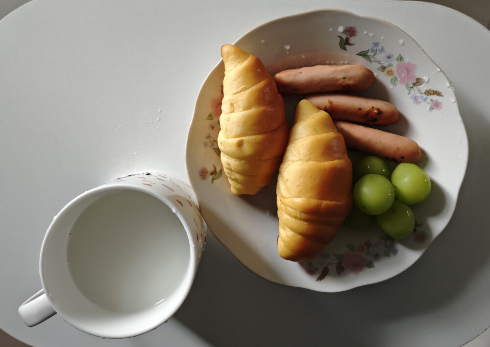 9.2 牛奶 牛角包 阳光玫瑰 烤肠