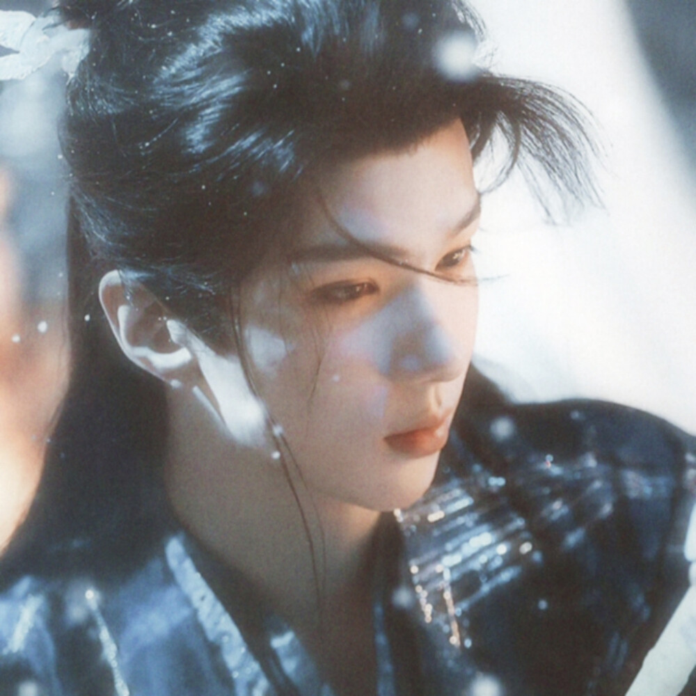 难怪 我读你的时候 先是大雪 是暮日 是绵延的冷 再是残湖里 生生不息的水韵 