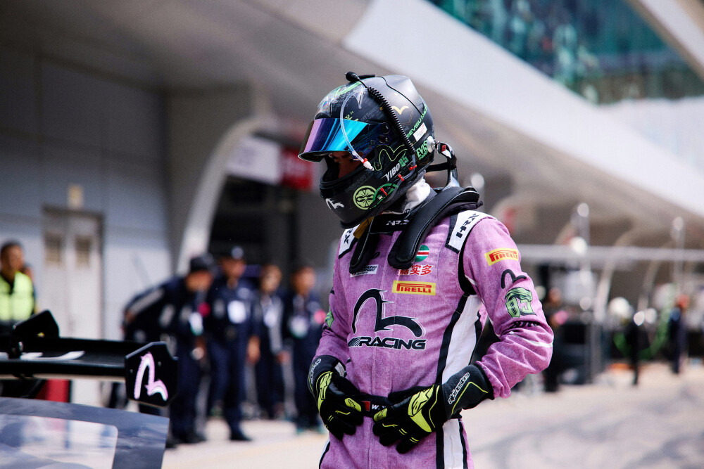 YIBO-OFFICIAL：
#王一博8小时耐力赛#
「正赛日」
稳定发挥，冷静应对，85号车组继续向前推进！@UNIQ-王一博 ​​​