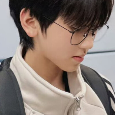 我能有什么招了不发日常博的时候我只能不停地回看以前的日常博然后试图截出点头像来但是其实我全都用过了呵呵