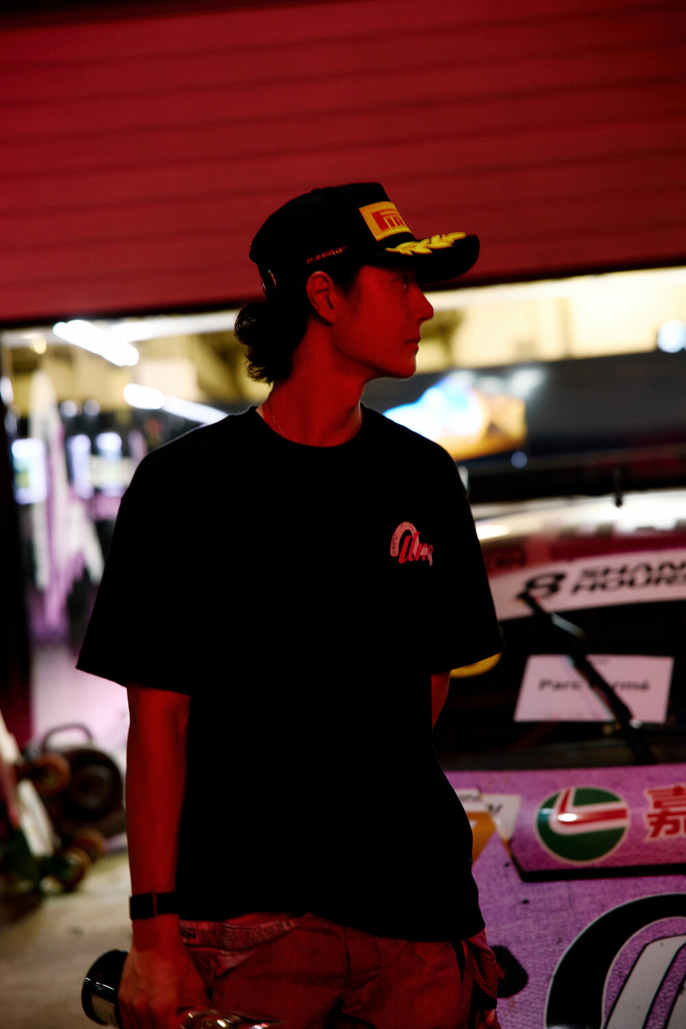 YIBO-OFFICIAL：
#YIBO MOMENT#
背面看，帅！侧面看，帅！
正面看，没拍到@UNIQ-王一博 ​​​