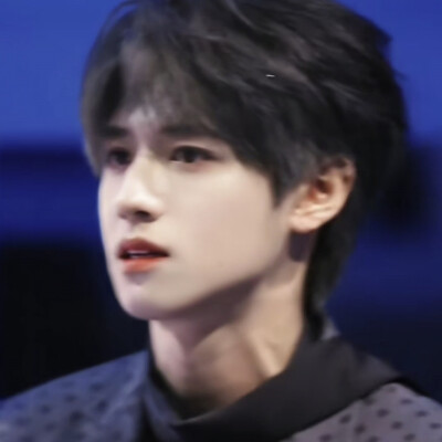 再也不愿见你在深夜里买醉