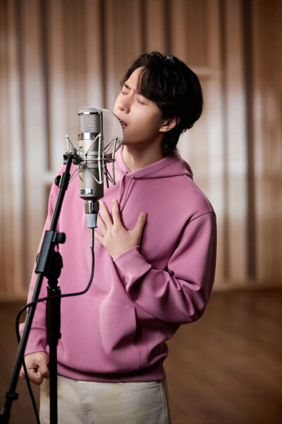 YIBO-OFFICIAL：
#王一博见证赛场上每一个高光时刻#
「冲冲冲看我气势如虹，
让那梦想升空 跨越巅峰。」
旋律昂扬，奏响时代奋进征程；
斗志燃烧，铸就赛场辉煌时刻。愿所有运动健儿们都气势如虹！
@UNIQ-王一博 《…