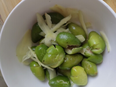 闲着腌制了一点新鲜橄榄，就盐糖姜