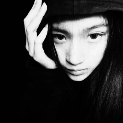 黑白女
