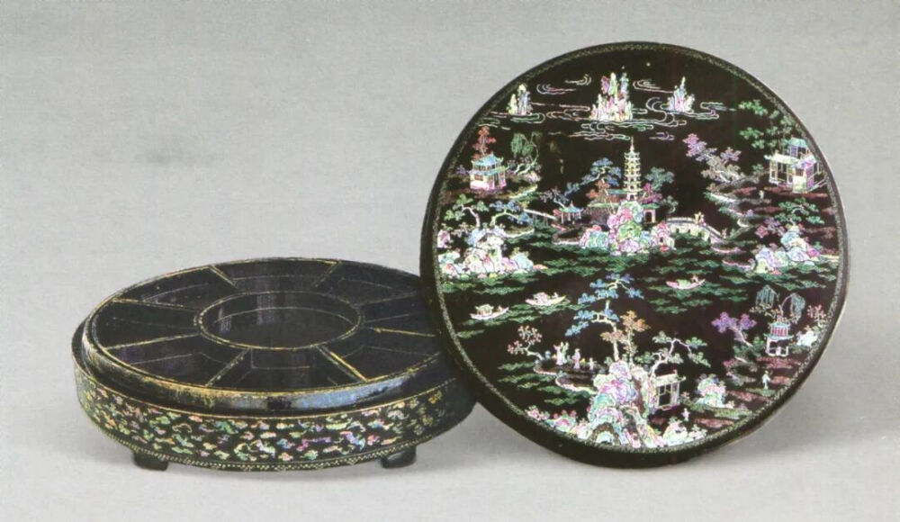 清康熙 黑漆螺钿山水楼阁攒盘圆盖盒
观复博物馆藏
