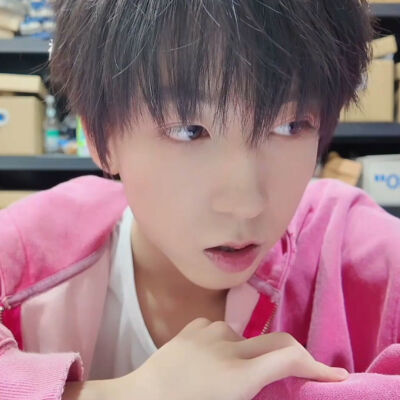 这个衣服我也蛮喜欢的但是镜头太近了