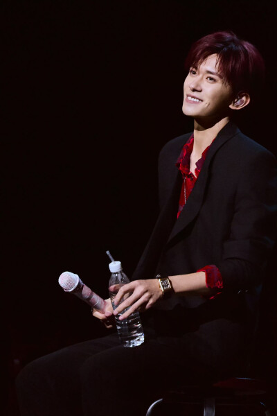 易烊千玺演唱会 笑 红色配黑色西装 蓝色配黑色