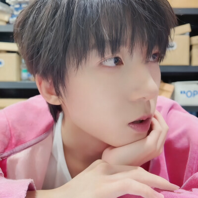 这个衣服我也蛮喜欢的但是镜头太近了