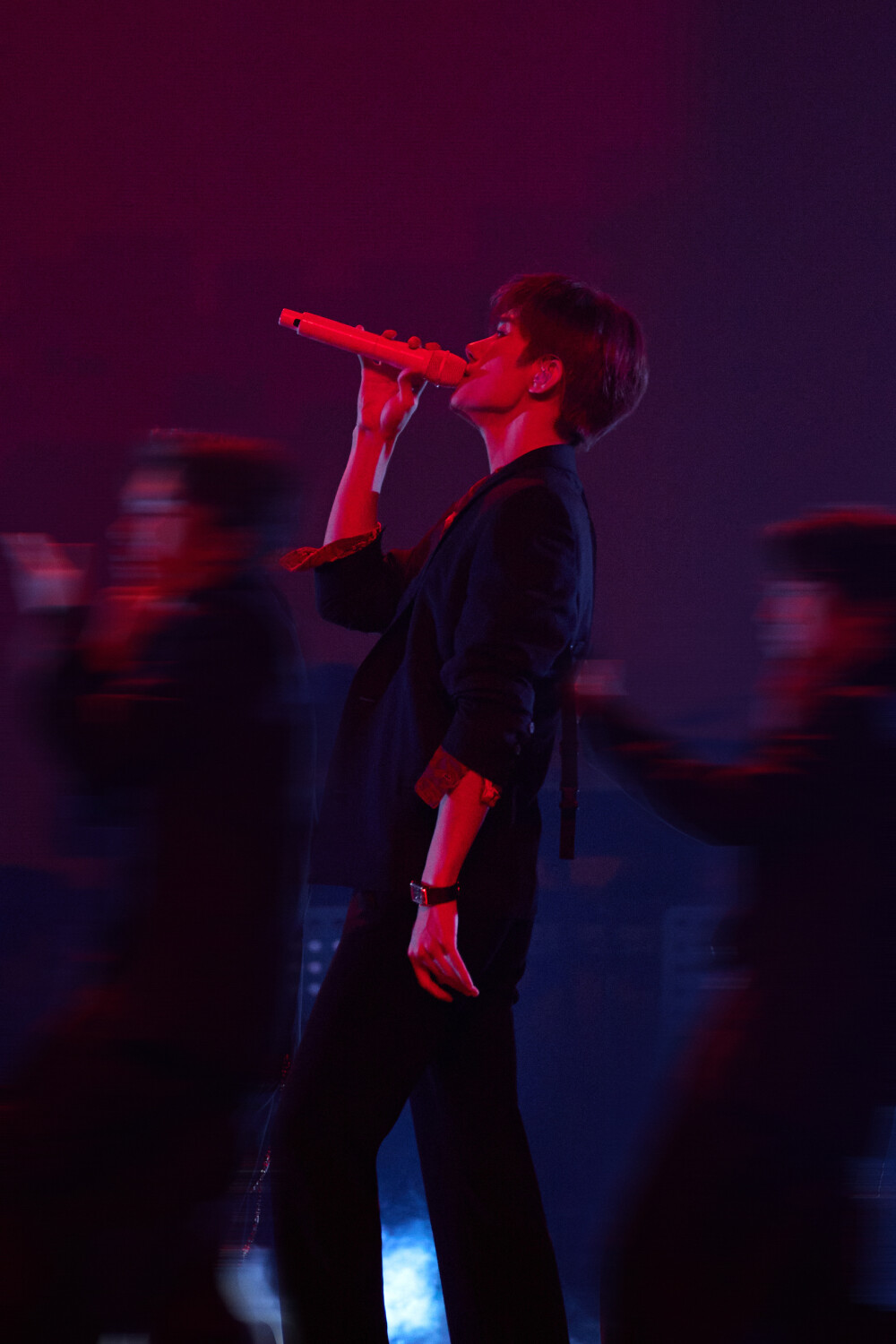 易烊千玺演唱会 笑 红色配黑色西装 蓝色配黑色