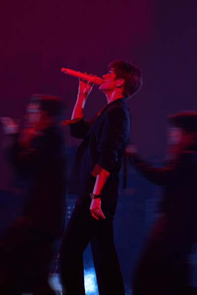 易烊千玺演唱会 笑 红色配黑色西装 蓝色配黑色
