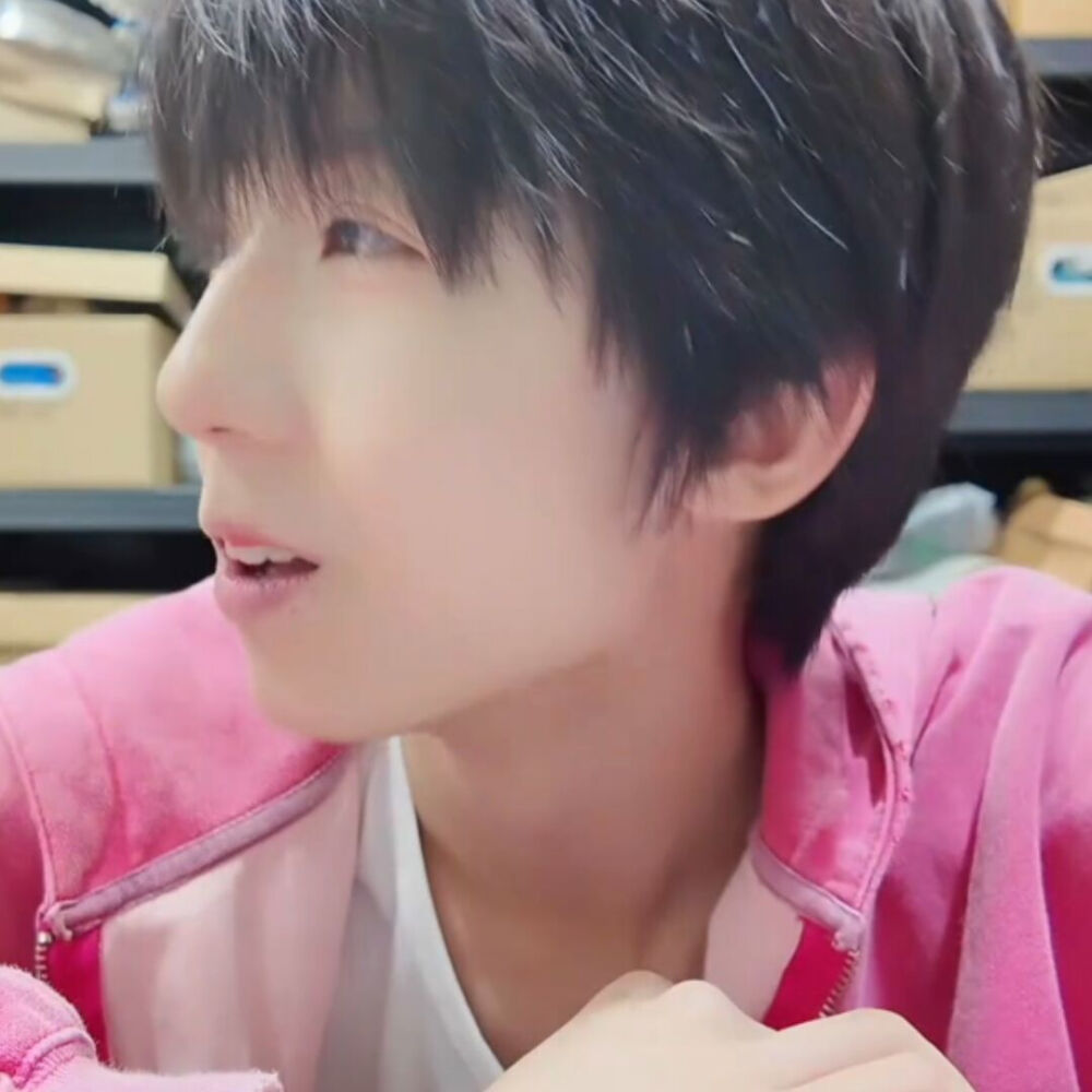 这个衣服我也蛮喜欢的但是镜头太近了