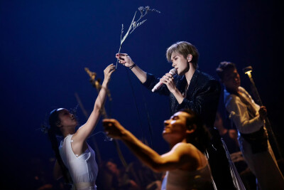 易烊千玺 白色 黑色 演唱会