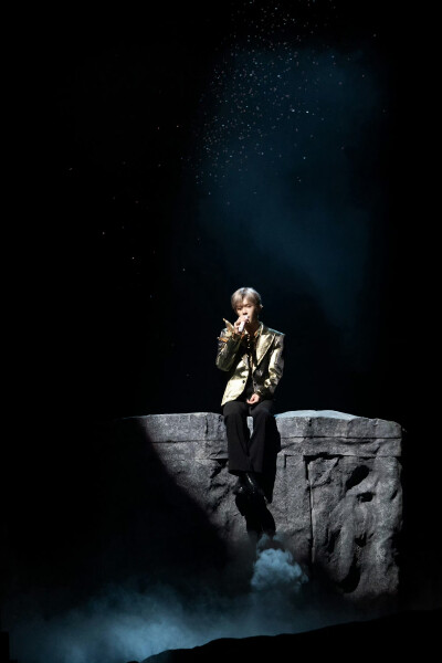 易烊千玺 白色 黑色 演唱会