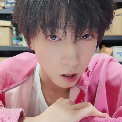 这个衣服我也蛮喜欢的但是镜头太近了