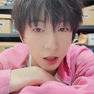 这个衣服我也蛮喜欢的但是镜头太近了