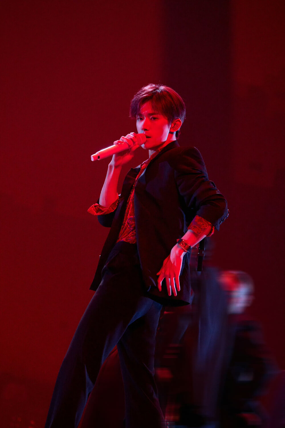 易烊千玺演唱会 笑 红色配黑色西装 蓝色配黑色