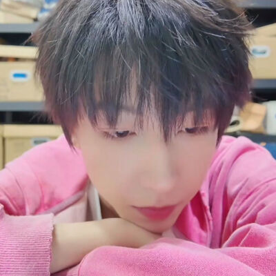 这个衣服我也蛮喜欢的但是镜头太近了