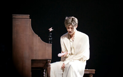 易烊千玺 白色 黑色 演唱会