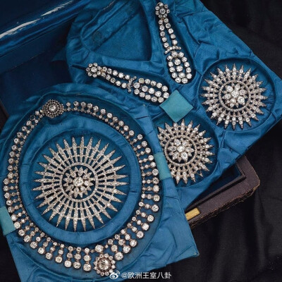 希腊阿玛利亚王后曾拥有一套十分华丽的钻石珠宝，包括项链、耳环和3个巨大的光芒胸针。她从奥尔登堡嫁到巴伐利亚再随夫奥托入主希腊，这套珠宝相信是她自行添置的王后行头。其中耳环在阿玛利亚最出圈的画像上出现过…