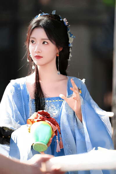 入青云｜明意
cr：赴春辞舟
