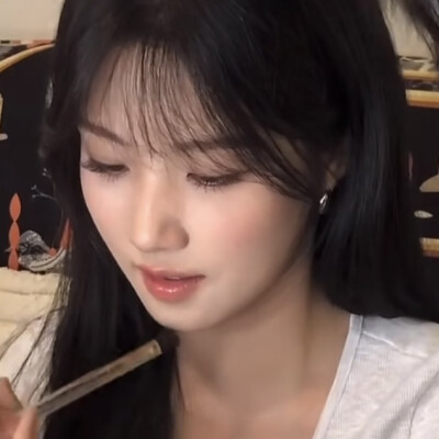 你好 我是盗号的 这个号已经被我盗了 我发现这个号主好孤单而且好喜欢你们 平时都没人找她聊天 于是我准备把号还给她 你们多跟号主聊聊天 她真的是一个很可爱的宝宝