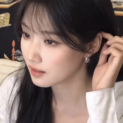 你好 我是盗号的 这个号已经被我盗了 我发现这个号主好孤单而且好喜欢你们 平时都没人找她聊天 于是我准备把号还给她 你们多跟号主聊聊天 她真的是一个很可爱的宝宝