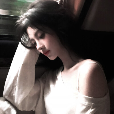 1955、Damp：邮票遗落在铁塔下枯叶堆里…