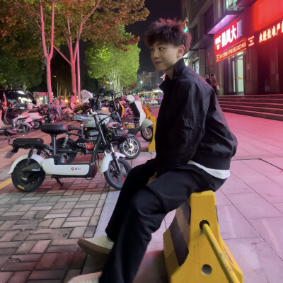 有些话太重了 落在太轻的年纪里就会破坏些什么