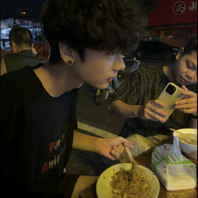 我可以原谅你很多次 但这都将成为 离开你时决断的铺垫